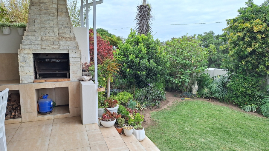 6 Bedroom Property for Sale in Gonubie Eastern Cape